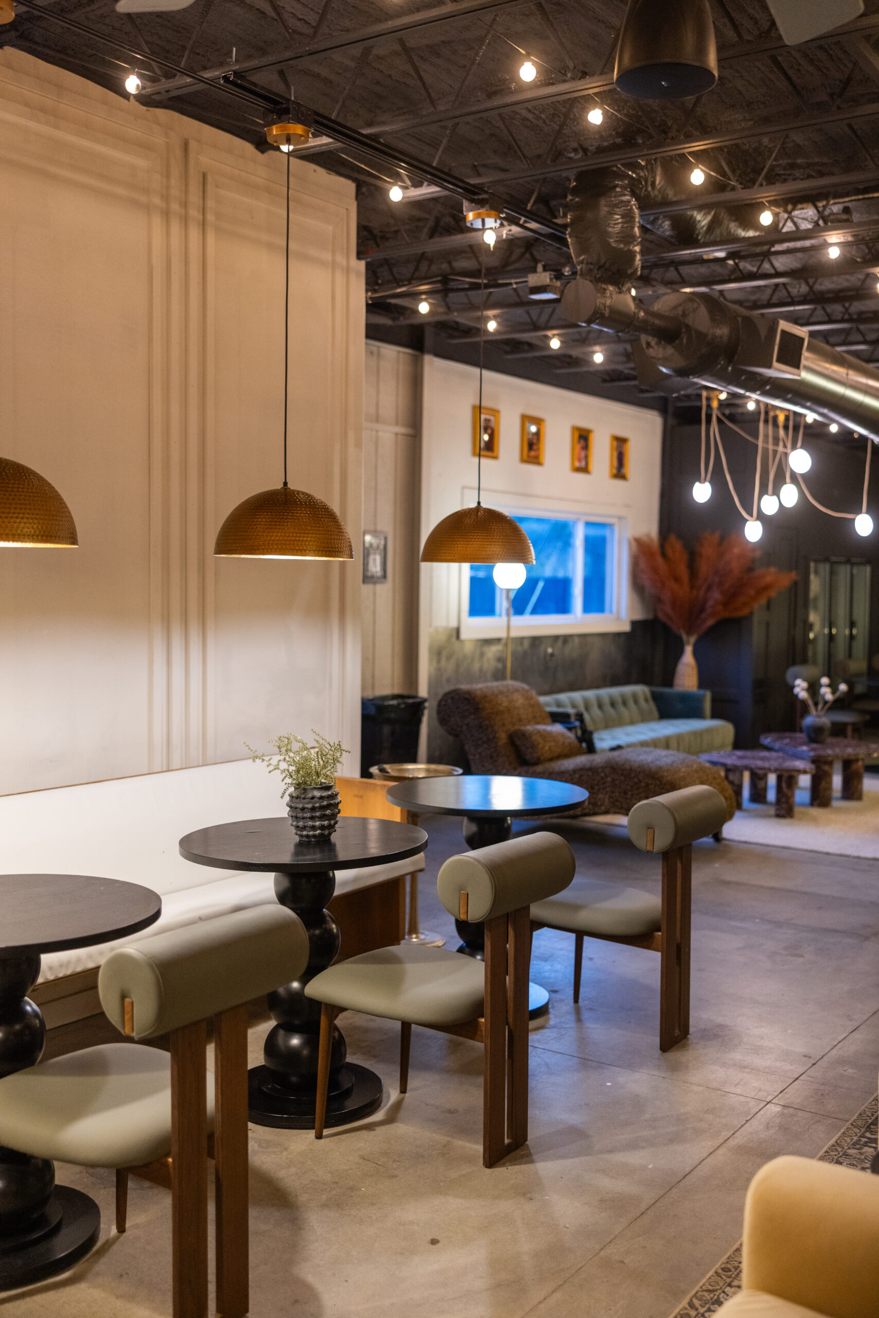 Cozy modern lounge with elegant lighting and comfortable seating.